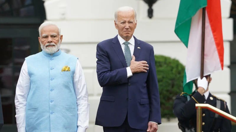 شاهد بايدن بموقف محرج.. يده على قلبه خلال النشيد الهندي