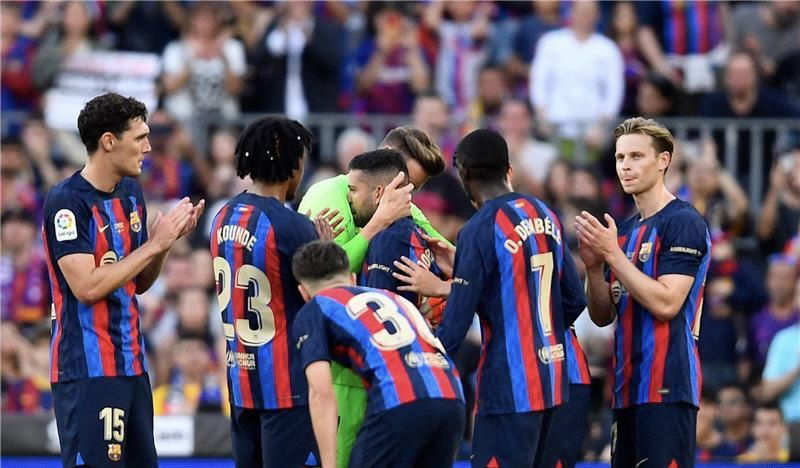 برشلونة يرفض الاستسلام أمام النصر