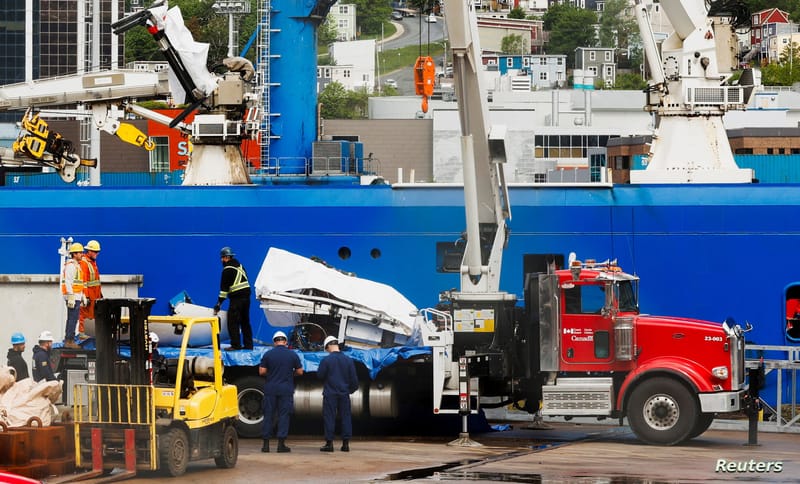 بعد رحلة الموت.. إعادة بقايا الغواصة "تيتان" إلى اليابسة