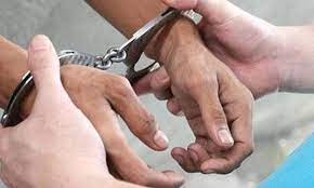 بمساعدة عشيقها.. القبض على امرأة قتلت ابنتها وادعت انتحارها