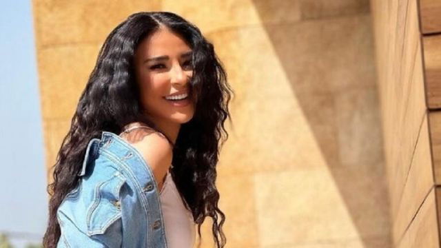 عراك بالأيدي بين ماغي بو غصن وسيدة في الشارع.