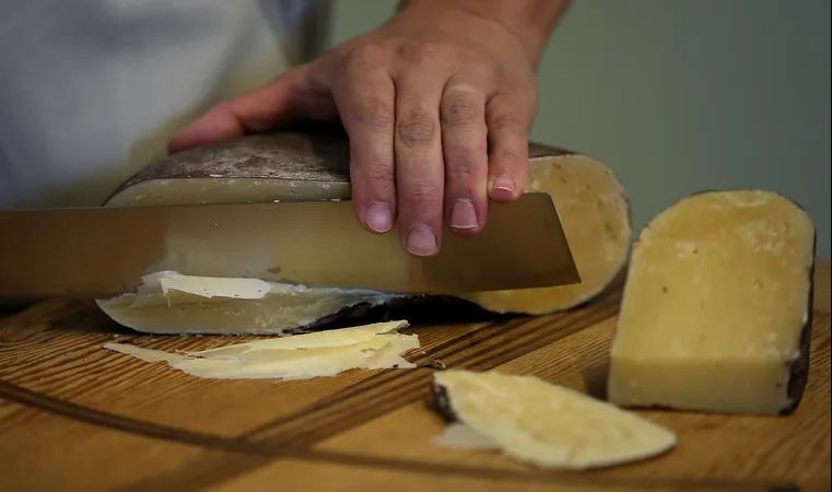 رغم شهرتها بأصنافها العالمية... لأول مرة سويسرا تستورد الجبن