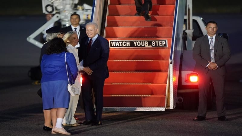 بعبارة "راقب خطواتك".. بايدن ينجح في النزول من سلم الطائرة بأمان