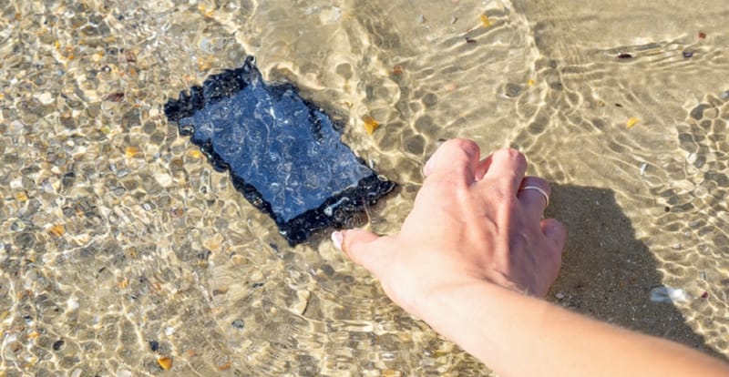 بعيدا عن وضعه في الأرز.. اختراق "آيفون" سينقذك إذا أسقطت هاتفك في الماء!