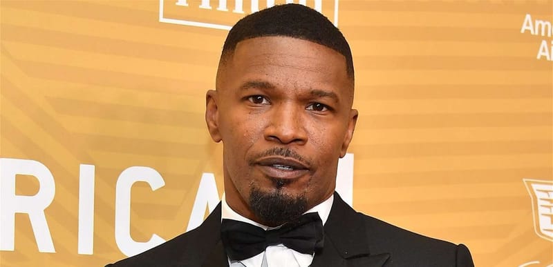 جيمي فوكس يتجول علناً بعد أشهر من مرضه الغامض