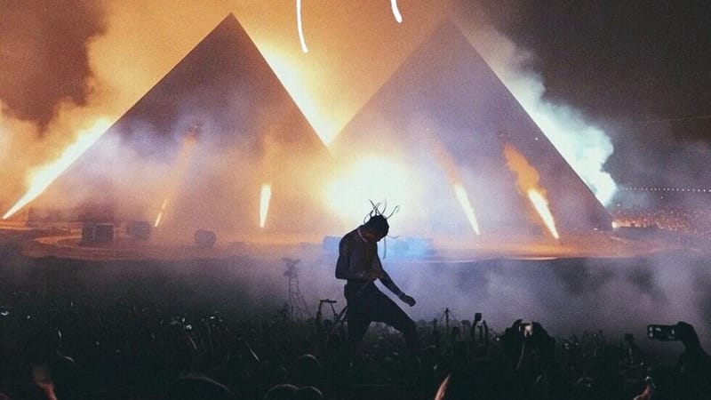 "قرابين بشرية لإبليس".. الأهرامات في مصر تشهد حفلا لمطرب الشياطين الأمريكي