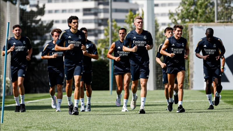 لماذا يتدرب لاعبو ريال مدريد بلا أحذية؟!