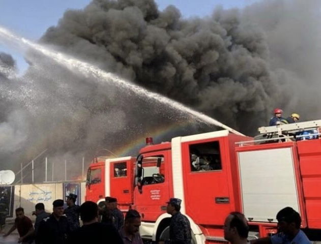 الدفاع المدني يكافح حريقا اندلع داخل معمل لتعليب المياه في بغداد