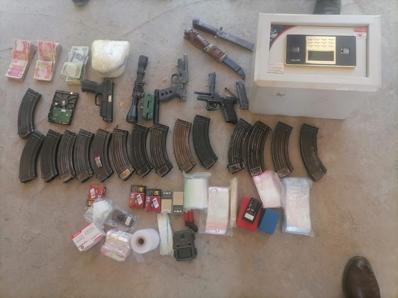 القبض على متهم والعثور على أسلحة ومخدرات داخل منزله في الكرخ