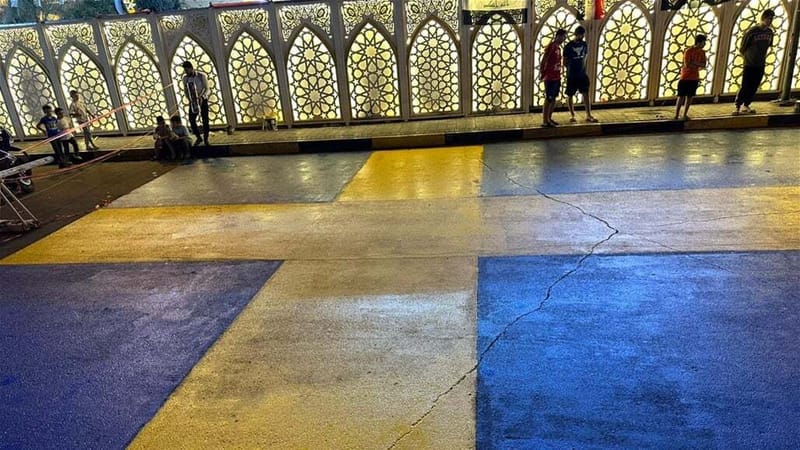 اهالي الاعظمية يرسمون العلم السويدي على الارض