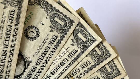 أغنى رجل في العالم يخسر 20 مليار دولار في يوم واحد