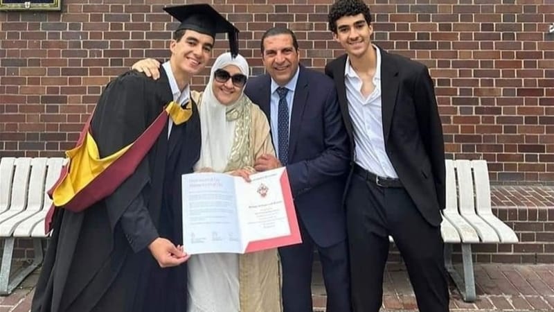 تخرج ابن عمرو خالد من جامعة بريطانية يثير الجدل