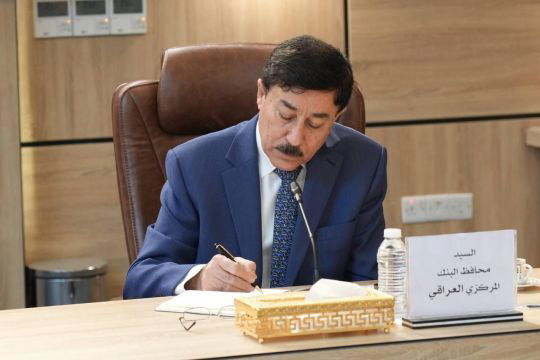 محافظ البنك المركزي يكشف سبب ارتفاع سعر صرف الدولار في العراق