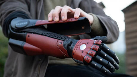 شركة تابعة لإيلون ماسك في شأن تصميم أذرع آلية يمكن التحكم فيها بواسطة مستشعرات مزروعة في الدماغ