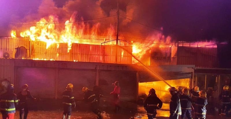 الدفاع المدني تحكم سيطرتها على حريق في البصرة