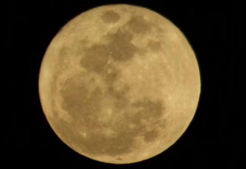 أول قمر عملاق خلال شهر آب سيأتي يوم الثلاثاء.. إليكم ما يجب معرفته