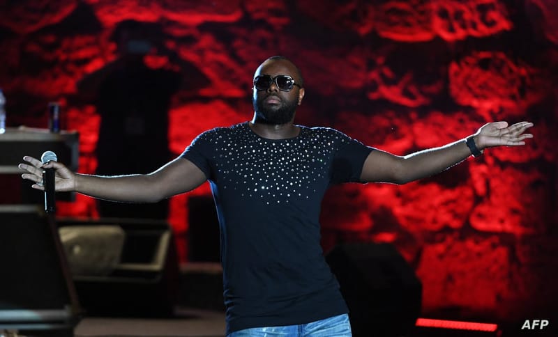 "بسبب محنة المهاجرين".. مغن فرنسي مشهور يلغي حفله في تونس