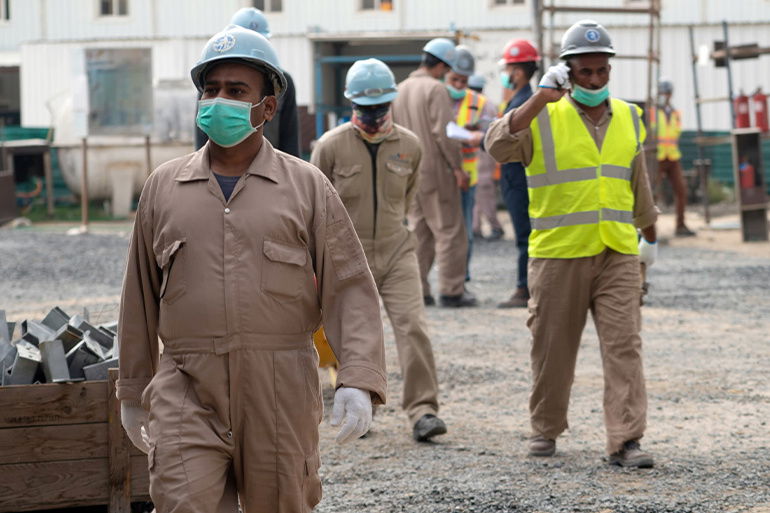 العمل: جميع الشركات ملزمة بتشغيل 50% من العمالة العراقية مقابل الأجنبية