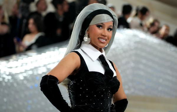 كاردي بي هي من طلبت من الجمهور رشقها بالمياه.. الشرطة تفتح تحقيقها