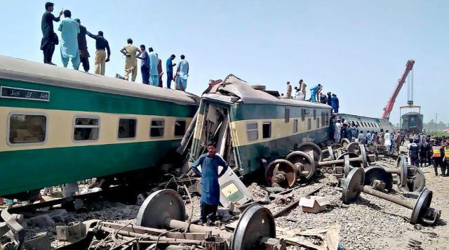 مصرع 15 شخصًا بعد انحراف قطار عن مساره في باكستان