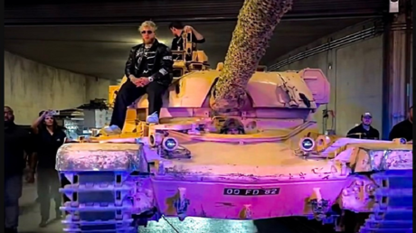 جيك بول يصل إلى حلبة نزاله ضد دياز على ظهر دبابة