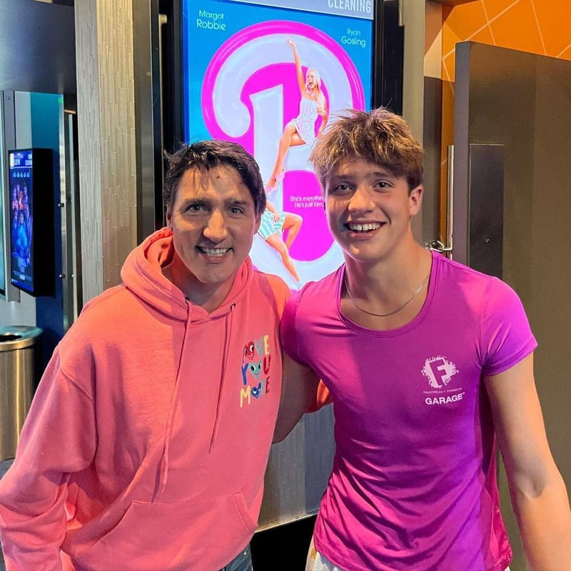 بعد انفصاله عن زوجته.. جاستن ترودو ونجله باللون الزهري