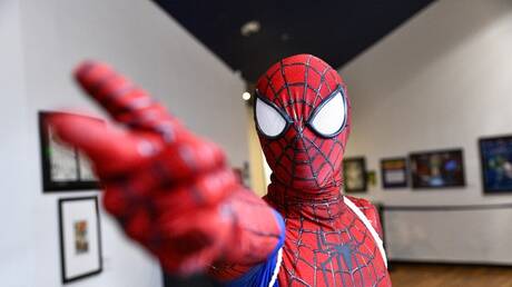 طفل يعرض نفسه للسعة عنكبوت خطير كي يتحول إلى "سبايدرمان"