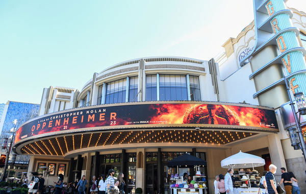 Oppenheimer يحقق 800 مليون دولار.. نجاح في مواجهة Barbie