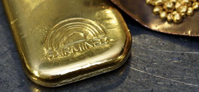 الذهب يتراجع للأسبوع الثالث على التوالي مع ارتفاع الدولار