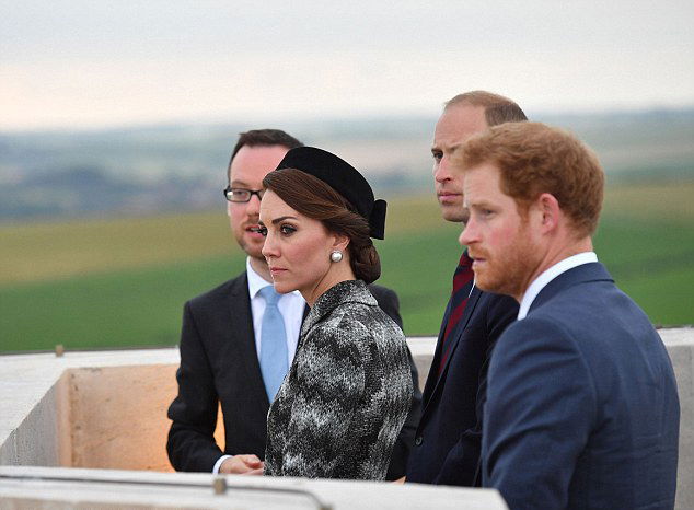 موقع: كيت ميدلتون تتصل "خلسة" بالأمير هاري