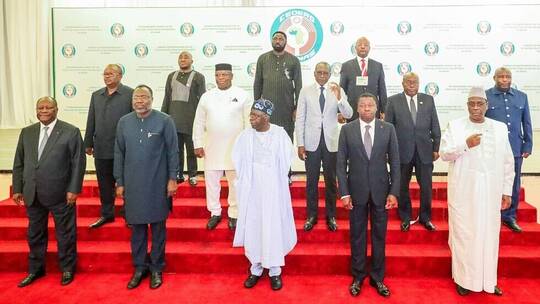 "إيكواس" تدين إعلان المجلس العسكري في النيجر محاكمة بازوم