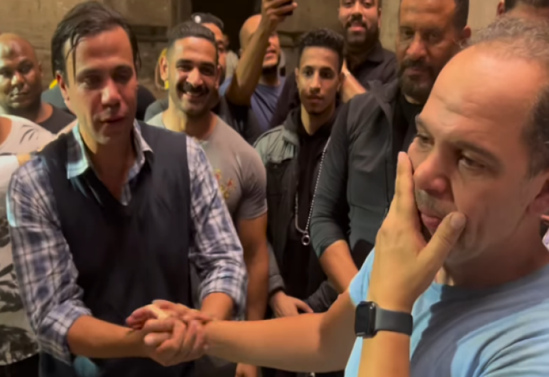 "دموع وأحضان".. لحظات مؤثرة بين رامي إمام وشقيقه محمد