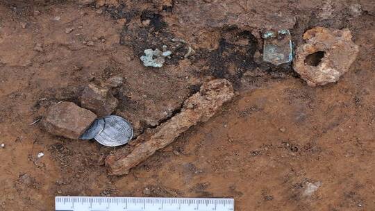 روسيا..العثور على عملات ومجوهرات عربية