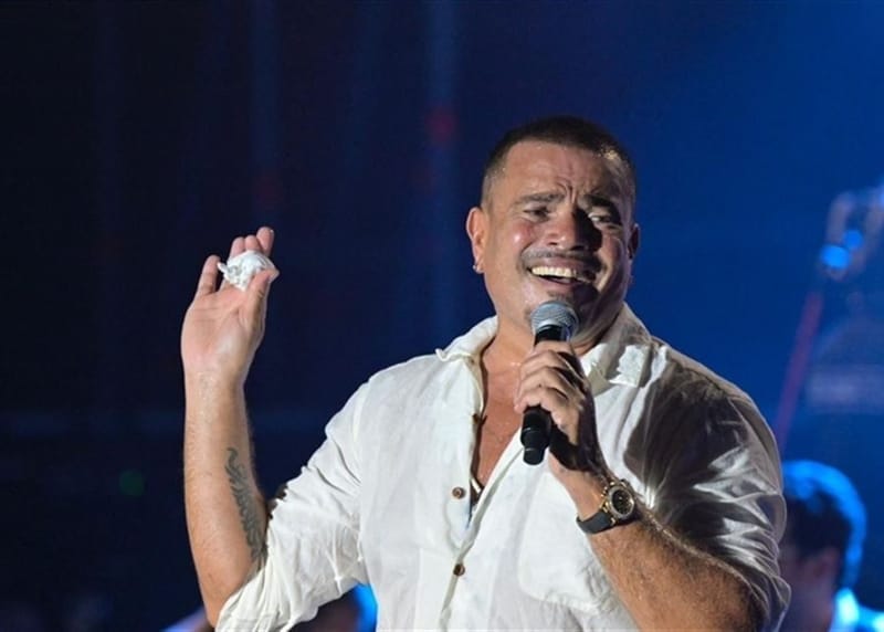 نادي الصحافة يطالب عمرو دياب والشركة المنظمة للحفل بإعتذار