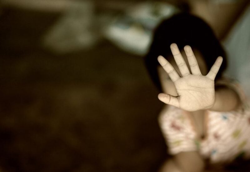 قصة مؤثرة.. طفلة تعيش بجوار جثة والدتها 6 أيام