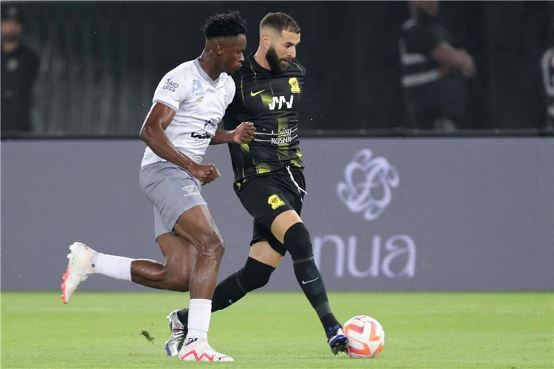 وسط صمت اتحادي.. أنباء عن صدام بين سانتو وبنزيما