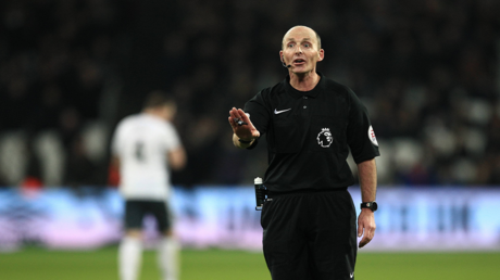 "لم أكن أريد مشاكل لصديقي".. حكم شهير يعترف بخطئه المقصود خلال قمة بالدوري الإنجليزي