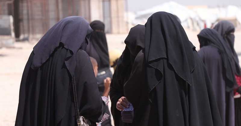 الإعلام الأمني: ضبط امرأتين تنقلان الكفالات والبريد لـ"داعش" في كركوك