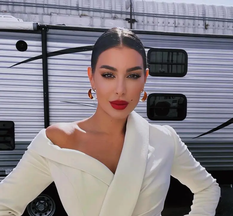 ياسمين صبري" الطائرات الخاصة لا تصنع الإنسان"