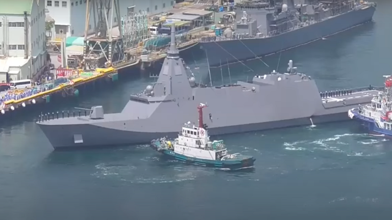 اليابان تنزل سفينة صاروخية جديدة إلى المياه