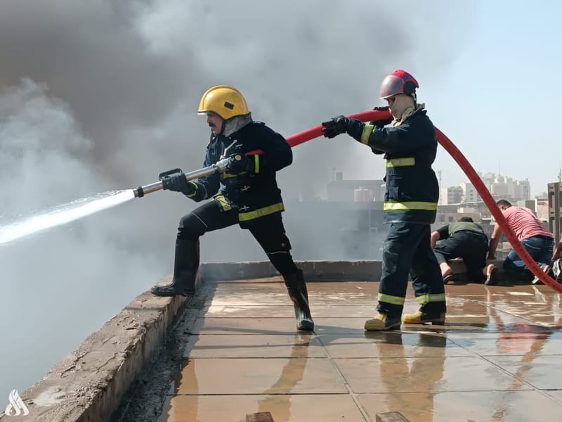 فرق الدفاع المدني تخمد حريقاً اندلع في محال تجارية للأصباغ وسط بغداد
