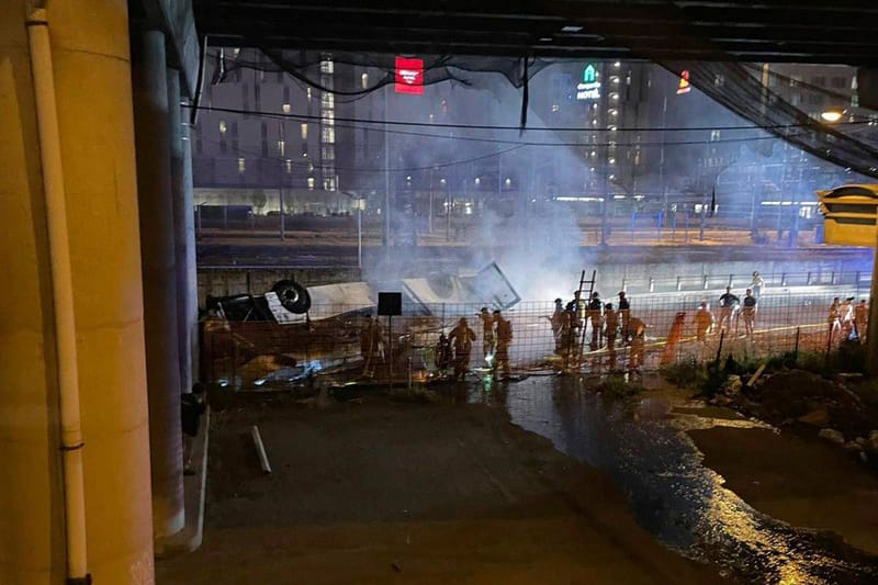 21 قتيلاً في احتراق حافلة في البندقية بعد سقوطها