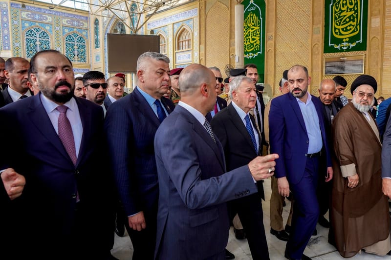 رئيس الجمهورية يؤدي مراسم الزيارة لضريح الإمام علي بن أبي طالب (عليه السلام)