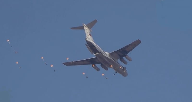 قوات خاصة سورية تنفذ إنزالا ليليا من طائرة روسية