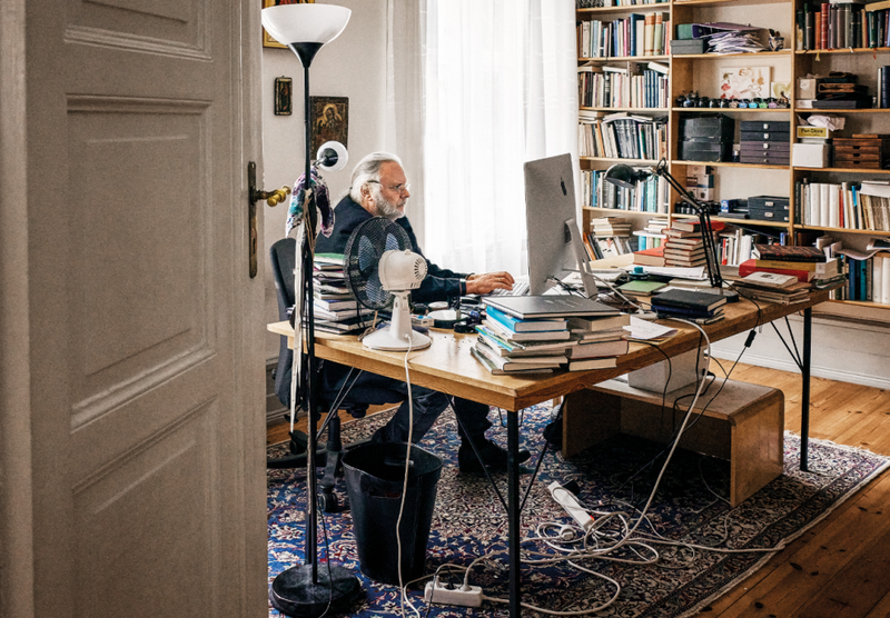 الروائي النرويجي "جون فوس" يفوز بجائزة نوبل للأدب