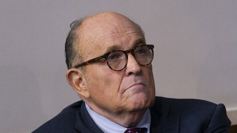 محامي ترامب السابق جولياني يقاضي بايدن