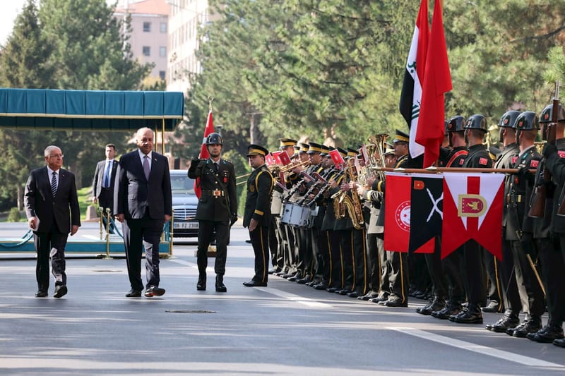 وزيرا الدفاع العراقي والتركي يؤكدان أهمية التعاون في مكافحة الإرهاب وأمن الحدود
