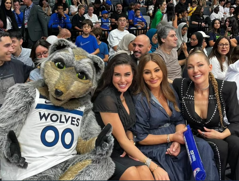 إليسا وياسمين صبري ومريم أوزرلي جنبا الى جنب في إحدى مباريات الـ NBA