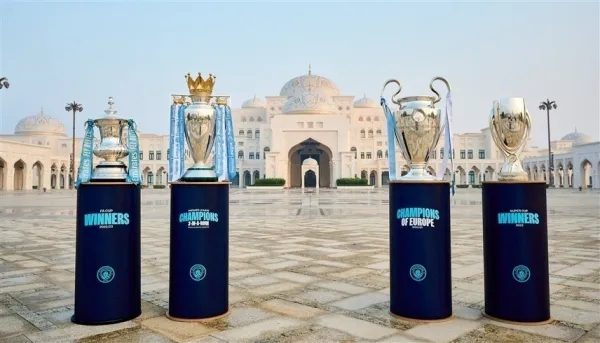 مشجعو السيتي يحتفون بكؤوس "الثلاثية" في متحف اللوفر