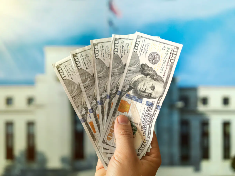 الدولار يواصل ارتفاعه ويكسر حاجز الـ160 الفا في بغداد